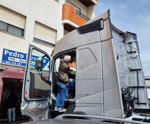 MONTAGEM ANTENA VOLVO FH-500 - IMAGEM 1 - Pedro Nevada