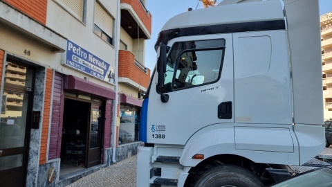 MONTAGEM ANTENA CB FORD F-LINE 1845 T - IMAGEM 1 - Pedro Nevada