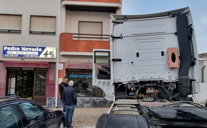 MONTAGEM ANTENA CB MERCEDES-BENZ ACTROS 1851 - Pedro Nevada