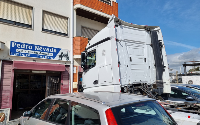 MONTAGEM ANTENA CB MERCEDES-BENZ ACTROS 1851 - IMAGEM 1 - Pedro Nevada