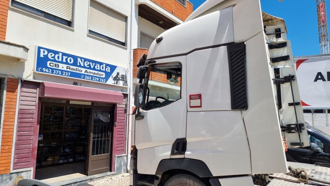 MONTAGEM ANTENA CB RENAULT T - IMAGEM 1 - Pedro Nevada