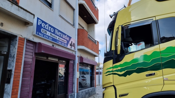 MONTAGEM DE RÁDIO E ANTENA CB NO CAMIÃO VOLVO FH-16 700 EURO 6 - IMAGEM 1 - Pedro Nevada