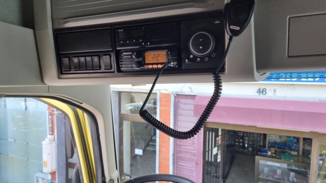 MONTAGEM DE RÁDIO E ANTENA CB NO CAMIÃO VOLVO FH-16 700 EURO 6 - IMAGEM 2 - Pedro Nevada