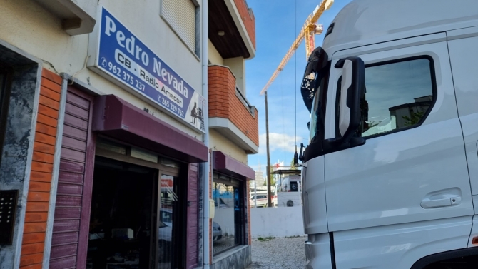 MONTAGEM DE ANTENA CB NO CAMIÃO FORD F-MAX - IMAGEM 1 - Pedro Nevada