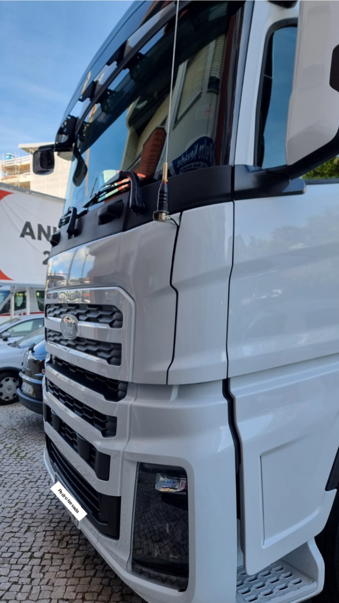 MONTAGEM DE ANTENA CB NO CAMIÃO FORD F-MAX - IMAGEM 2 - Pedro Nevada