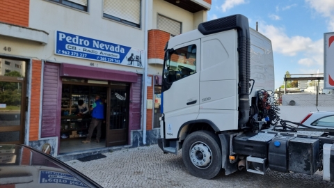 MOUNTING CB ANTENNA ON VOLVO FH-500 - Pedro Nevada