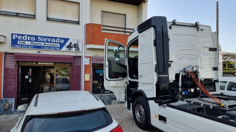 MOUNTING CB ANTENNA ON VOLVO FH-540 - IMAGE 2 - Pedro Nevada