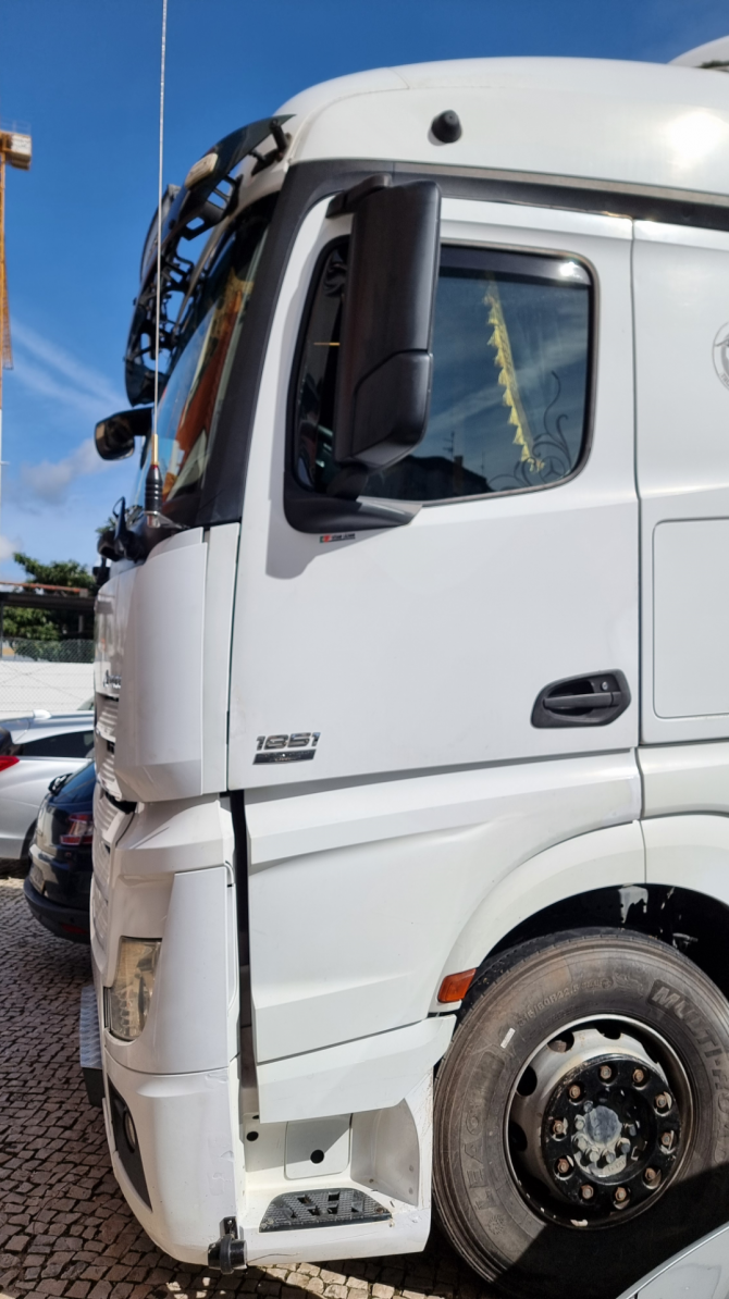 MOUNTING CB ANTENNA ON MERCEDES-BENZ ACTROS 1851 - IMAGE 2 - Pedro Nevada