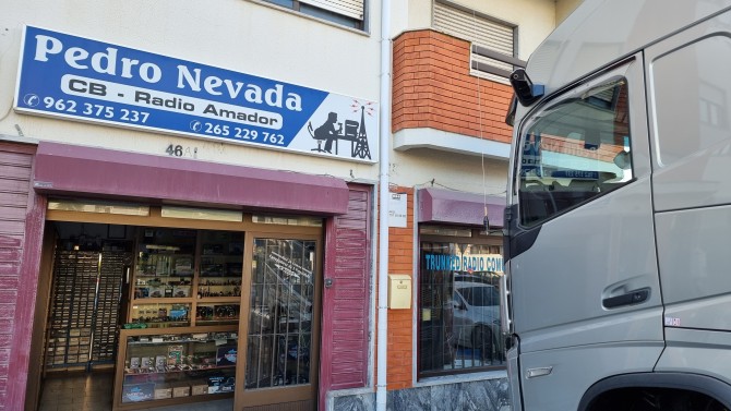 MOUNTING CB ANTENNA ON VOLVO FH-500 - IMAGE 2 - Pedro Nevada